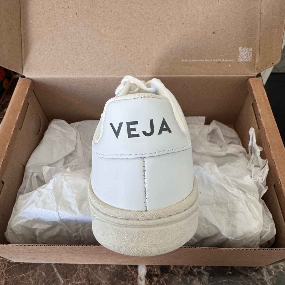 Veja Ladies White Sneakers new in box never worn - Picture 2 of 4